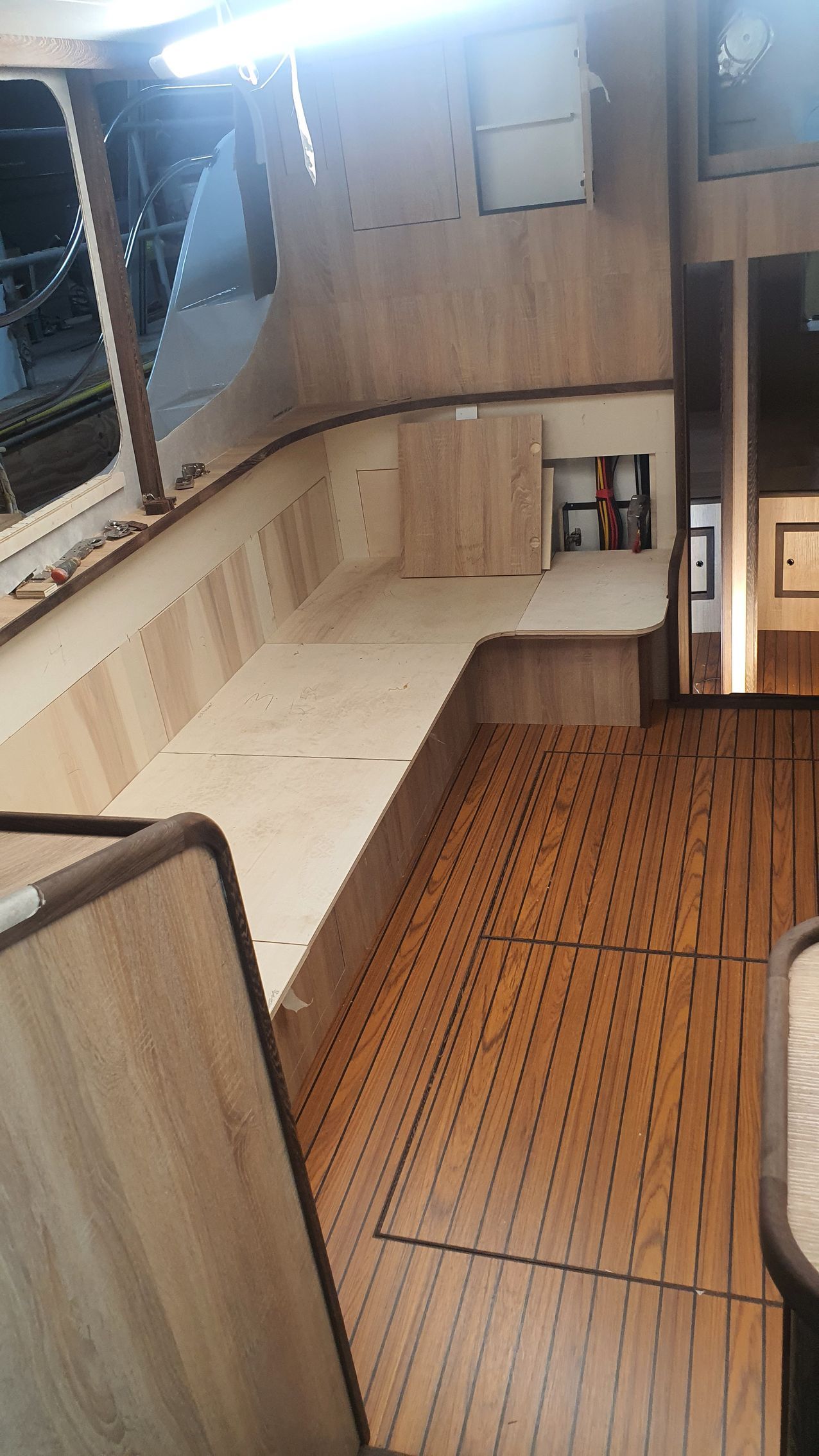 Interieur Cruiser Maatwerk Exclusief JachtbetimmeringNoord HPL-vloeren en massief hout