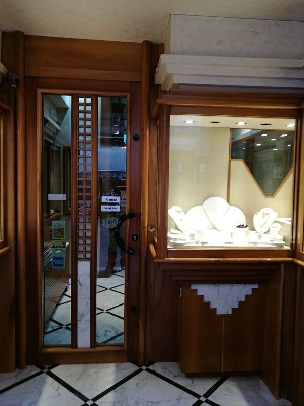 un angolo espositivo di una gioielleria