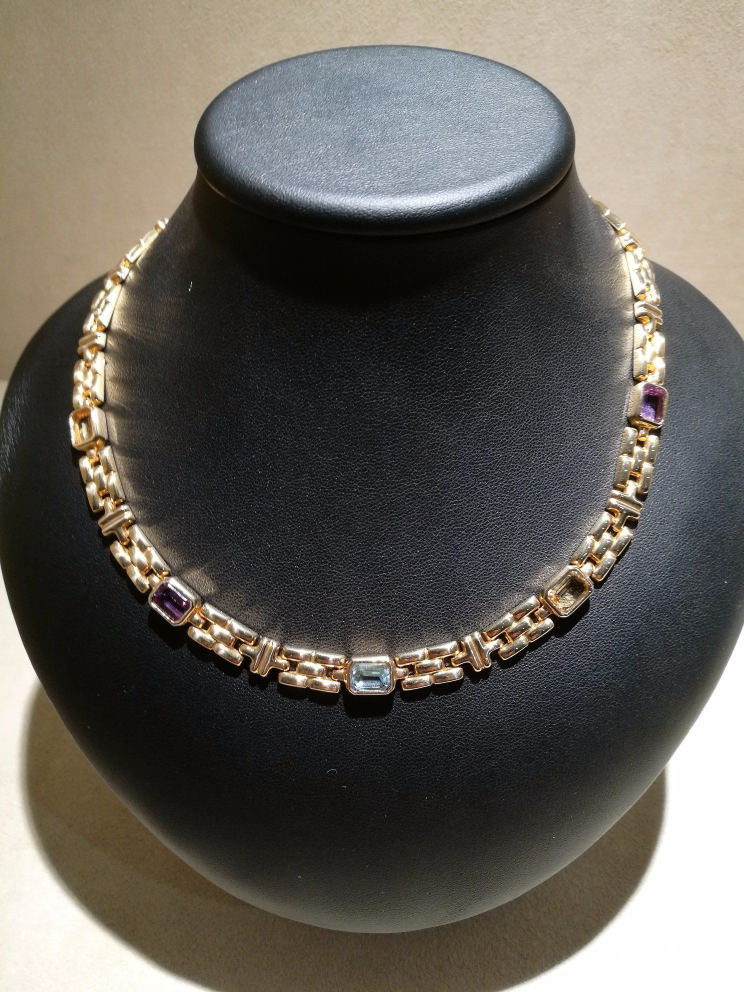 collana in oro e pietre preziose