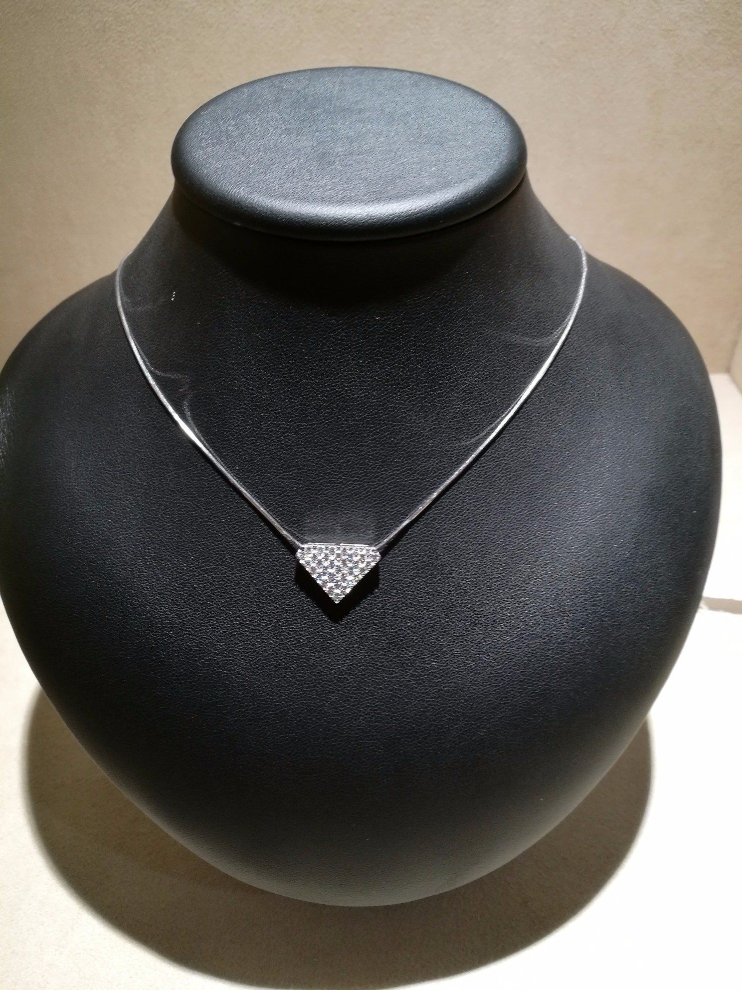 una catenina con diamanti