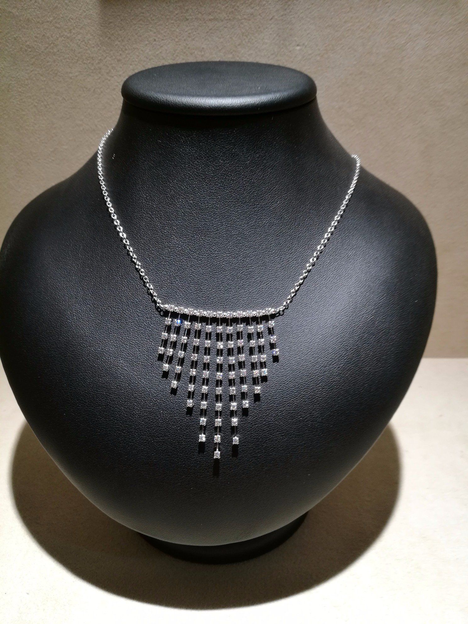 una collana con decorazione di diamanti