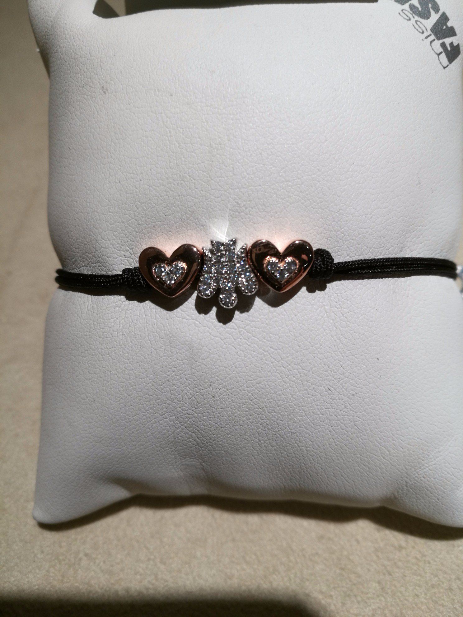 un bracciale con due cuori