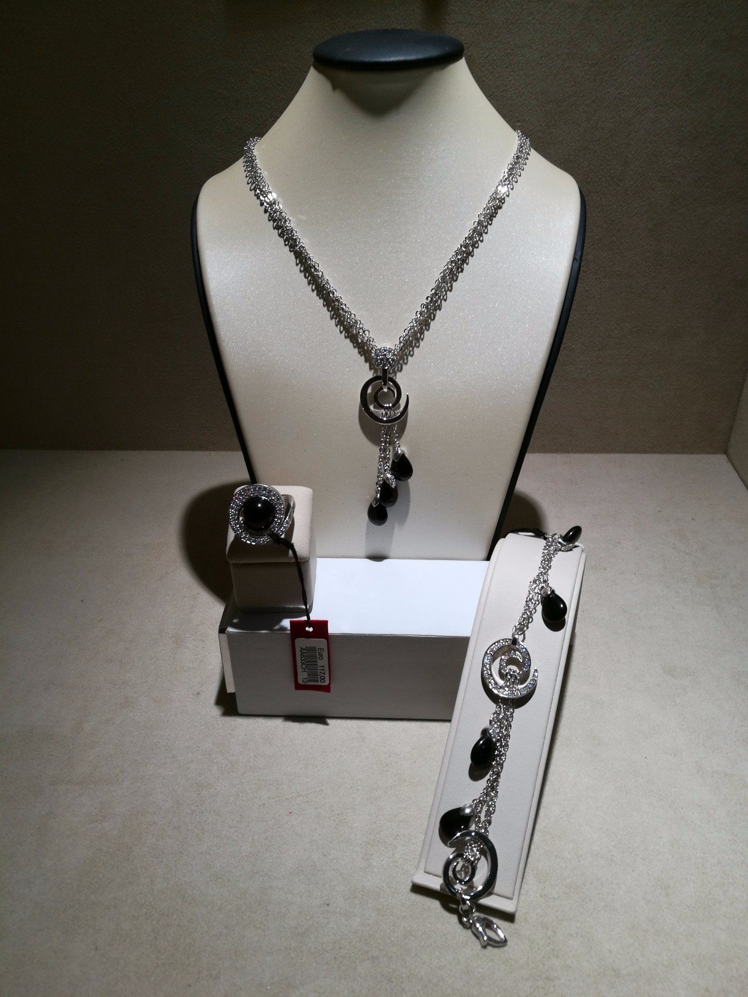 collana, anello e bracciale