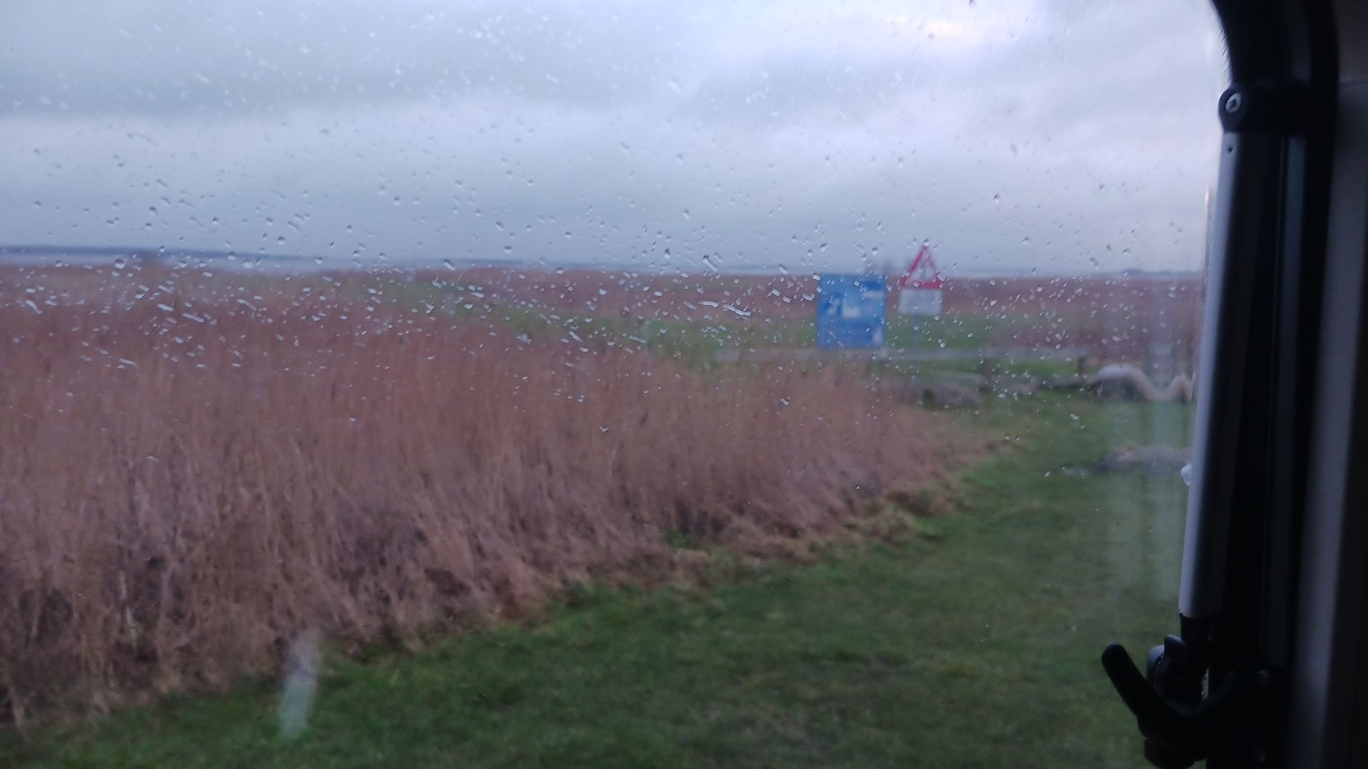 Elk seizoen de natuur dichtbij met een camper. 