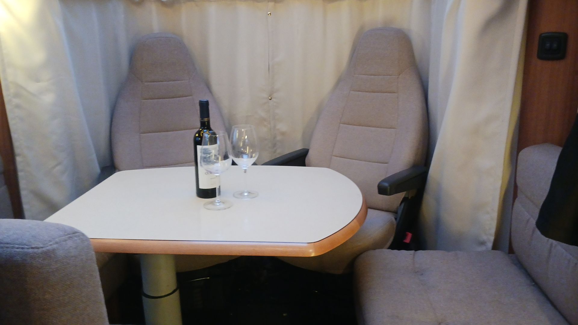 Avond met een goed glas wijn in de camper. Lekker comfortabel.