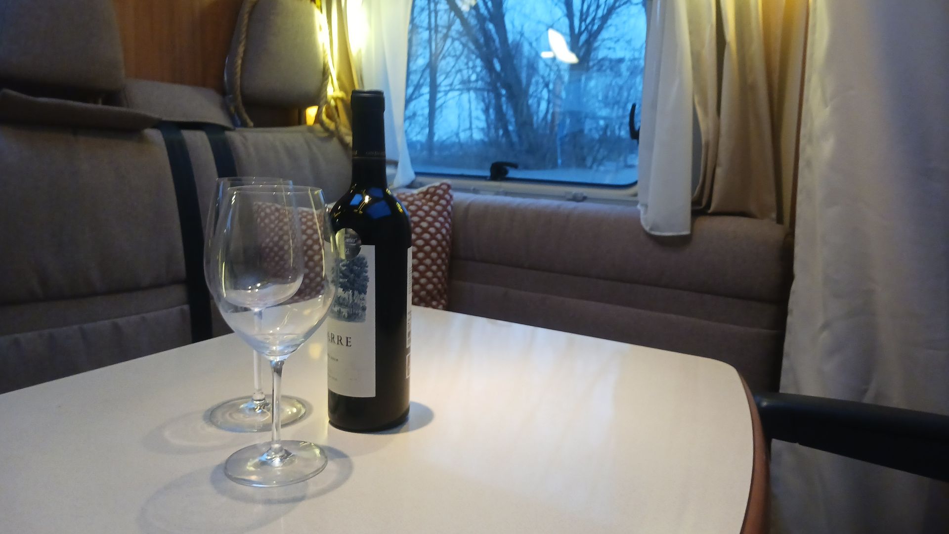 Genieten van het uitzicht met een goed glas wijn in de camper. 