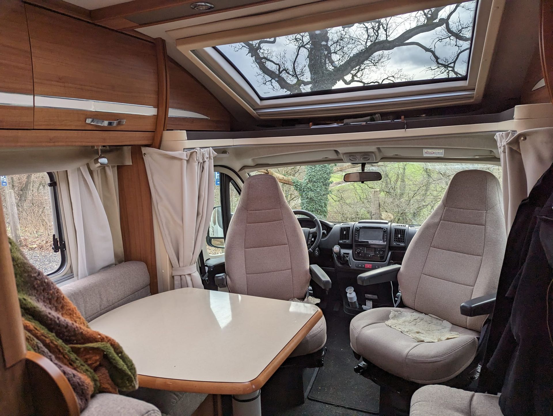 Veel licht voorin de camper door het grote bovenraam.