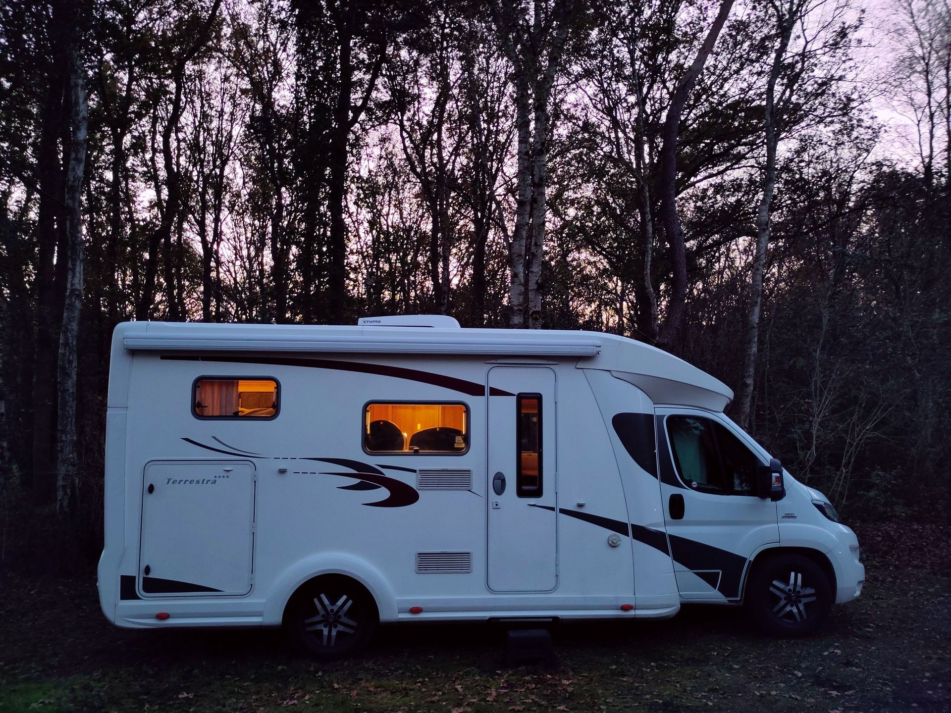 Romantisch wildkamperen met camper in de natuur.