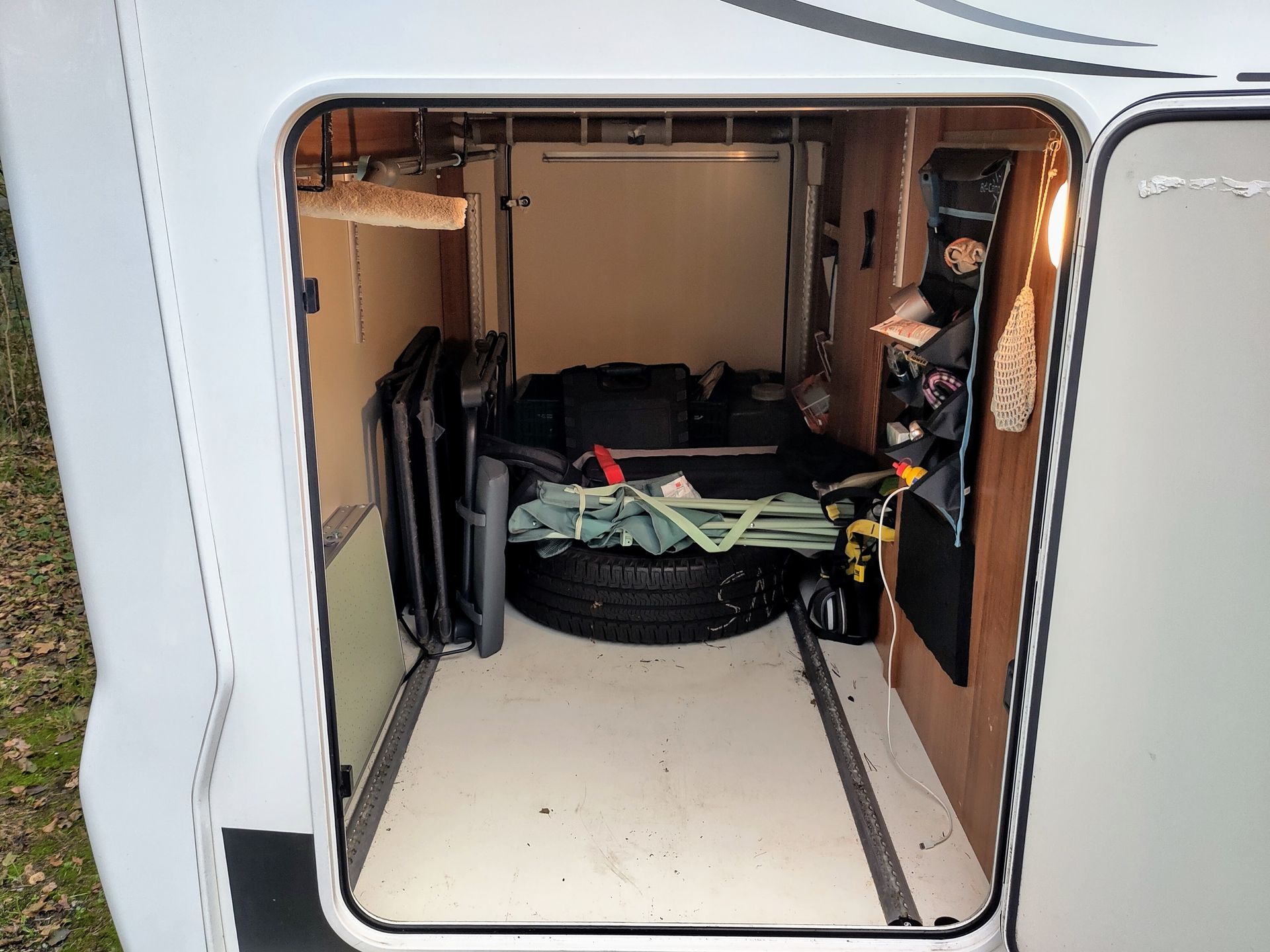 Garage met veel ruimte voor bagage in camper.