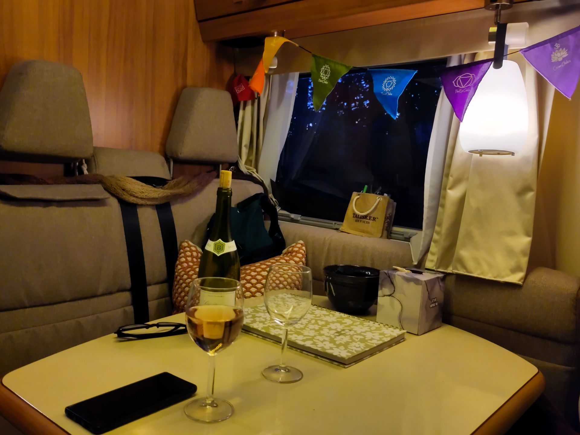 Heerlijk genieten van comfort en luxe met een goed glas wijn.