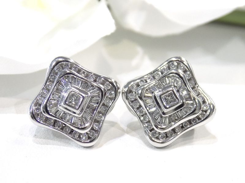 Diamond stud earrings with square