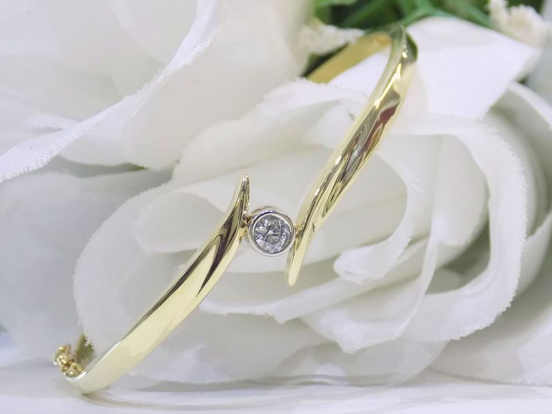 Gold bracelet with a diamond