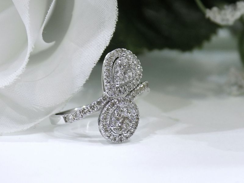 Diamond ring with two clusters and a curved band