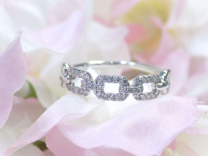 Silver ring with a chain-link design