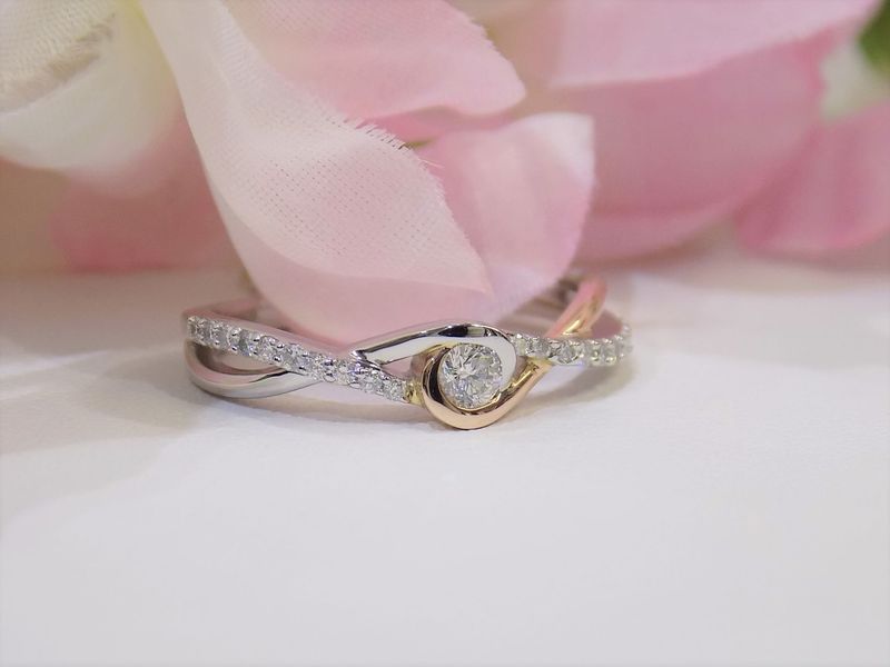 Diamond ring with intertwined bands