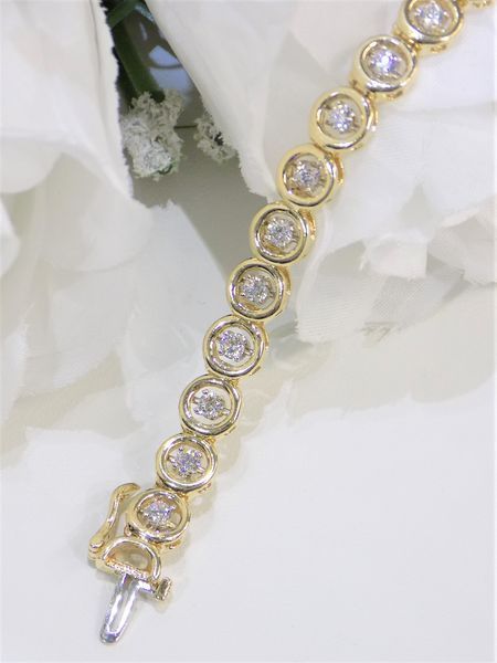 Gold bracelet with round diamonds