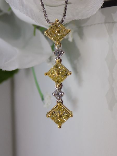 Gold and yellow diamond pendant necklace