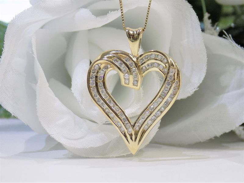 Gold heart pendant necklace