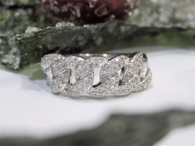 Diamond-encrusted curb chain ring