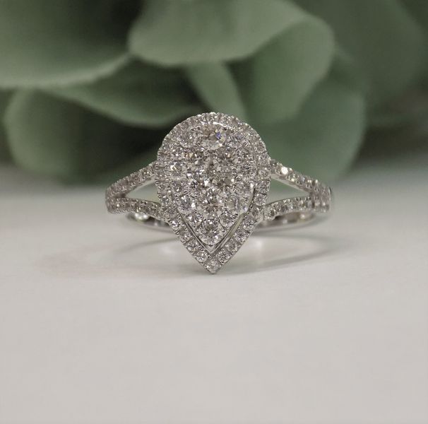 Pear-shaped diamond ring with halo and split band