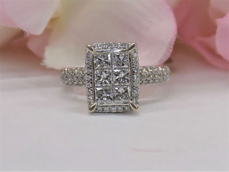 Diamond ring with a rectangular cluster of diamonds