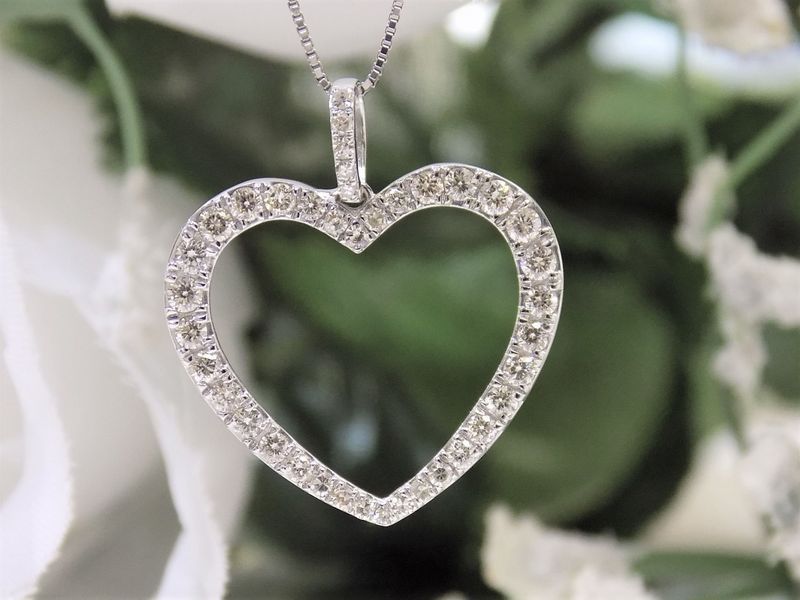 Heart-shaped pendant necklace with diamonds