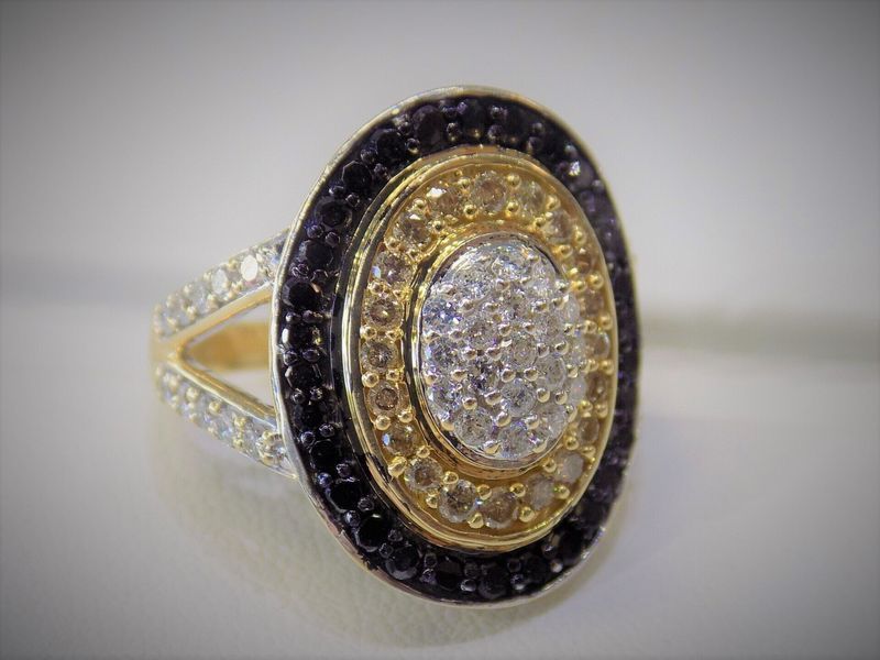 Gold ring with three oval layers of black