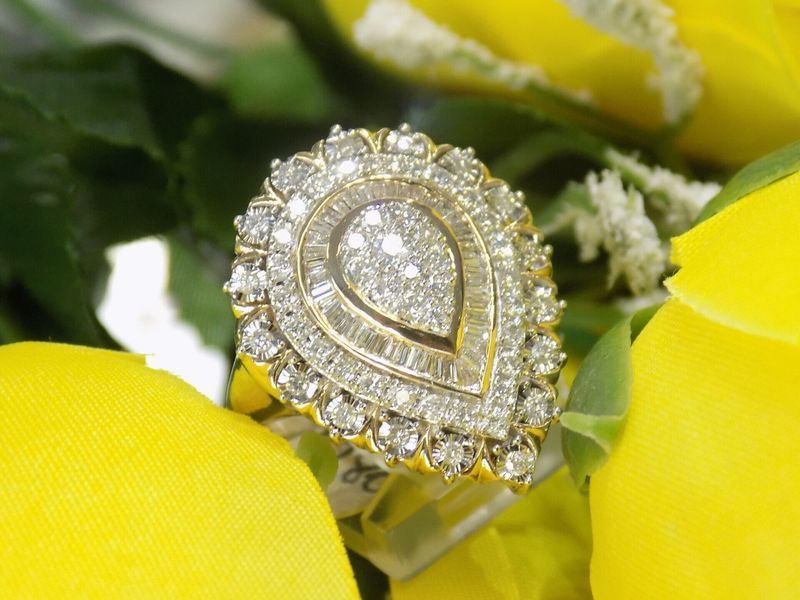 Gold ring with pear-shaped diamond cluster