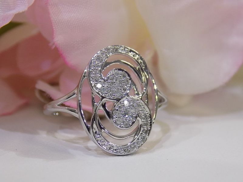 Diamond ring with an oval design