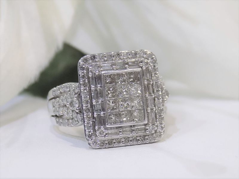 Diamond ring, white gold, rectangular cluster design