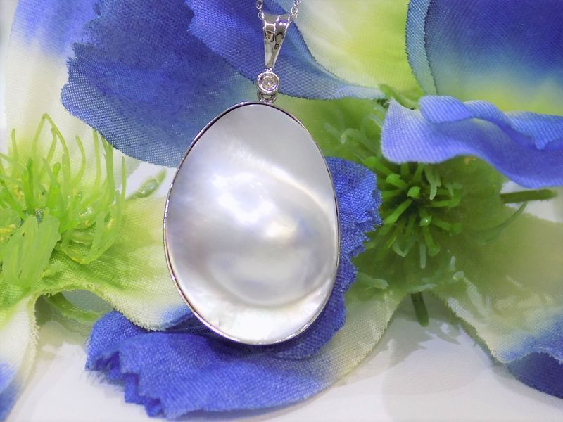 White pearl pendant with diamond accent