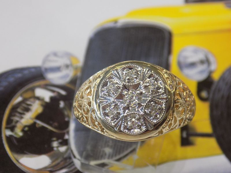 Gold ring with diamond-studded design