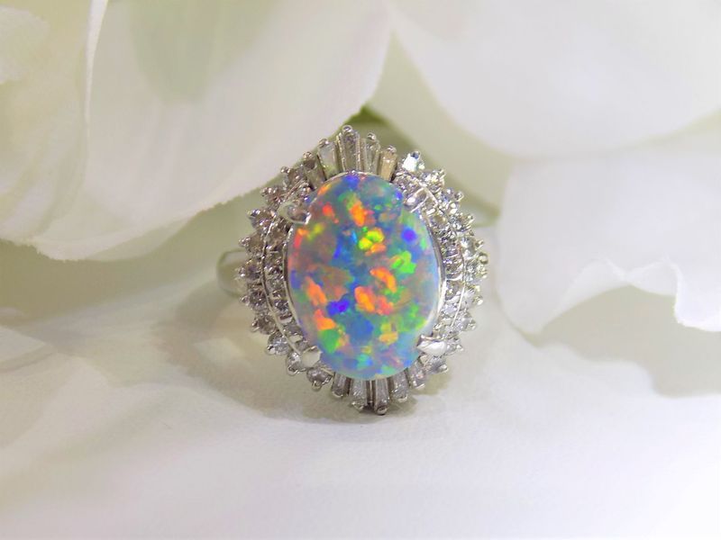 Oval opal ring with colorful play-of-color