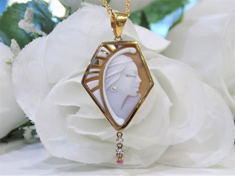Gold pendant with cameo of a woman's profile