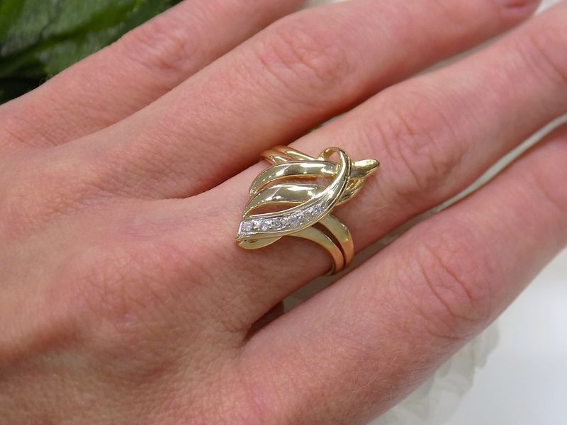 Gold ring with diamonds