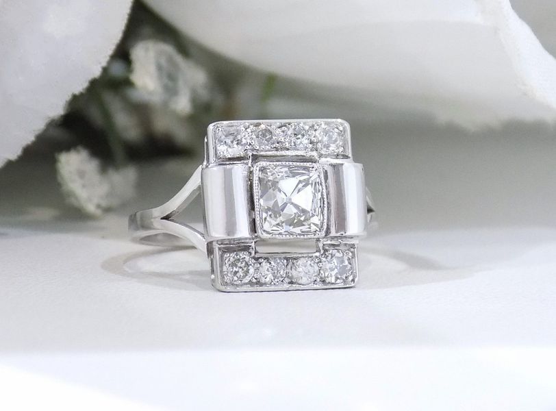 Art Deco diamond ring with a central square stone, set in white metal