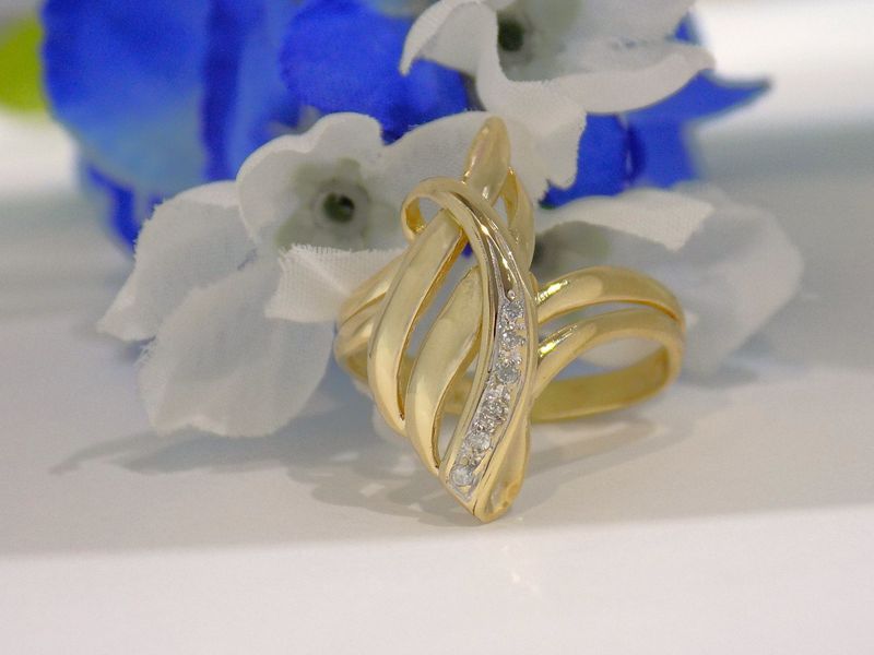 Gold ring with diamonds