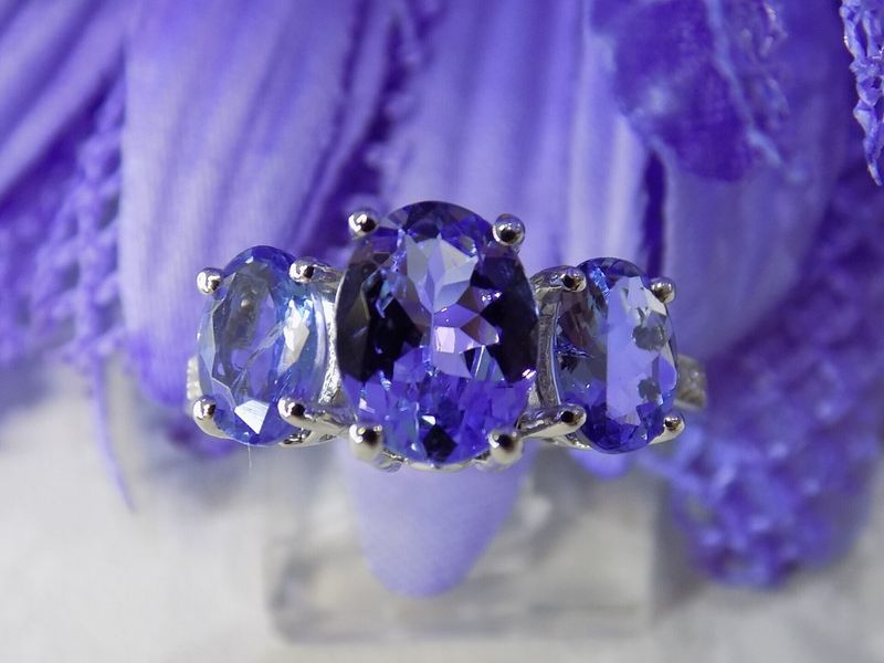 Three-stone ring with oval