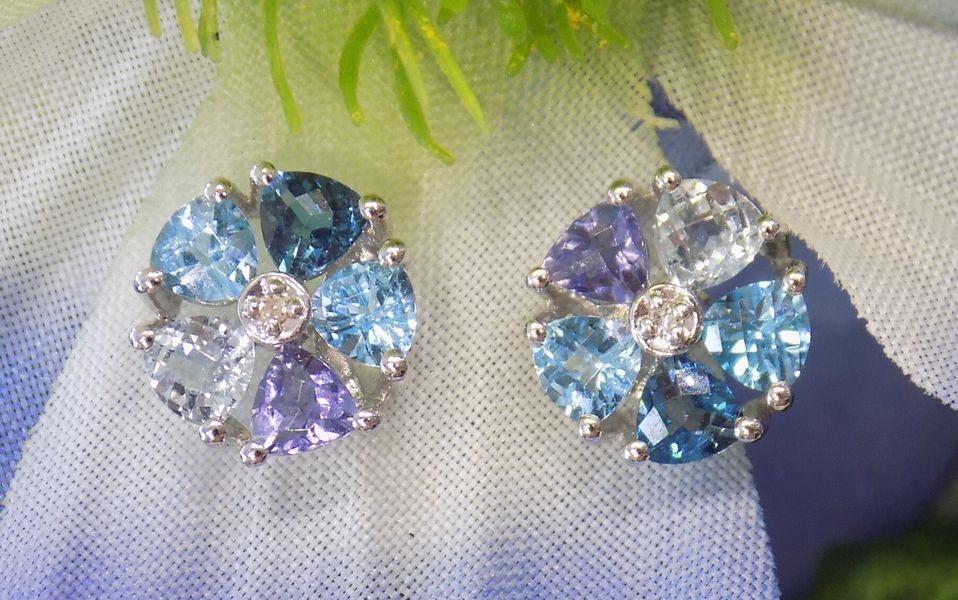 Pair of floral-shaped stud earrings