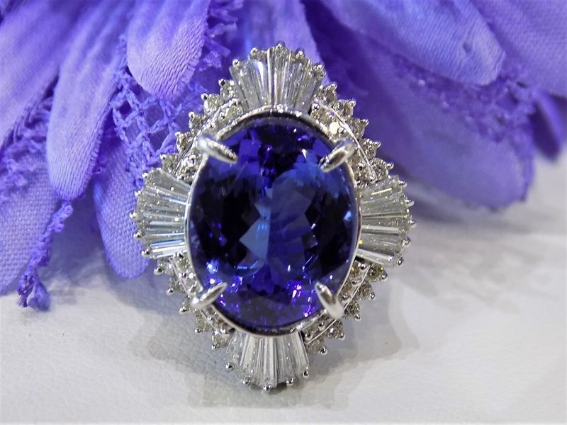 Oval tanzanite gemstone ring 