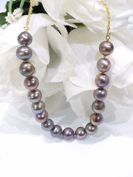 Pearl necklace with iridescent gray