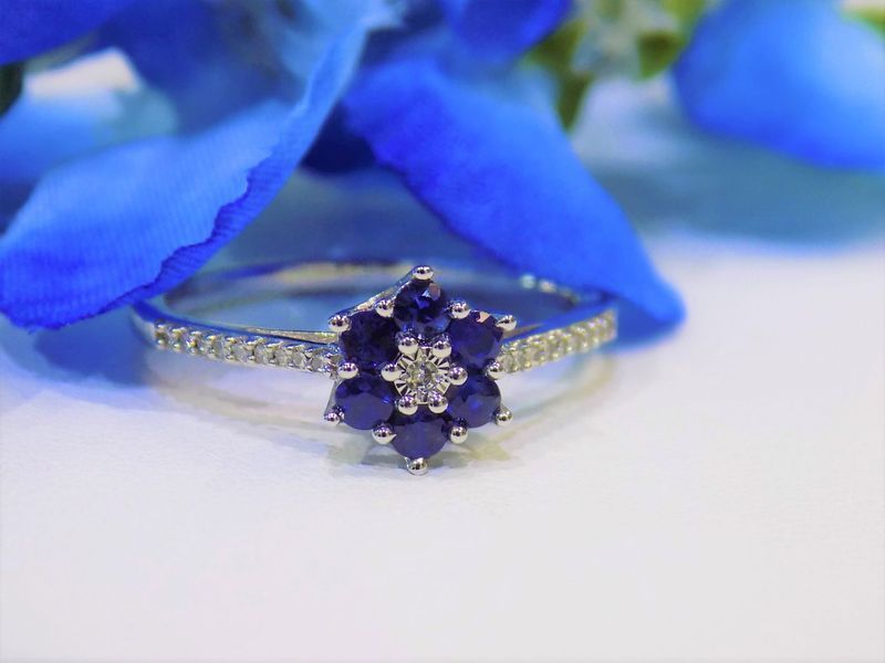 Flower-shaped ring with blue gemstones