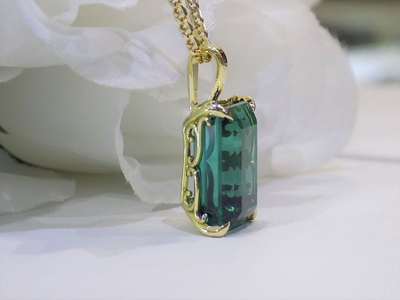Gold necklace pendant with emerald-cut