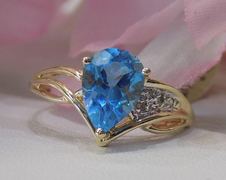 Gold ring with a large