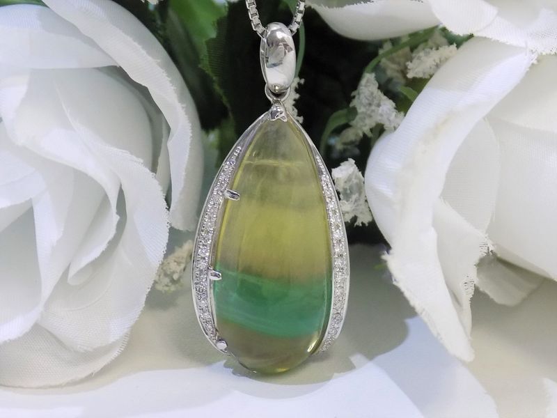 Teardrop-shaped pendant necklace with yellow and green stone