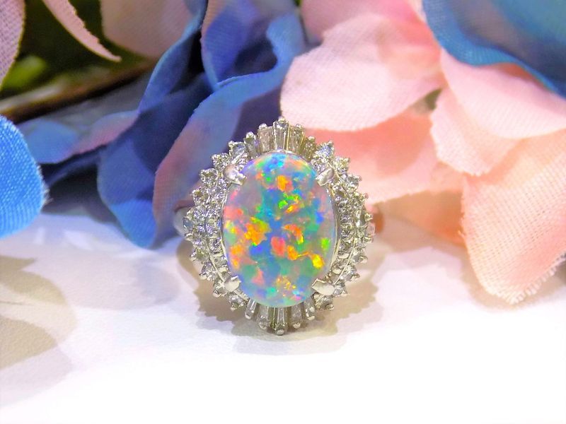 Oval opal ring with rainbow colors