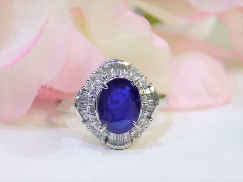 Sapphire ring with baguette diamonds