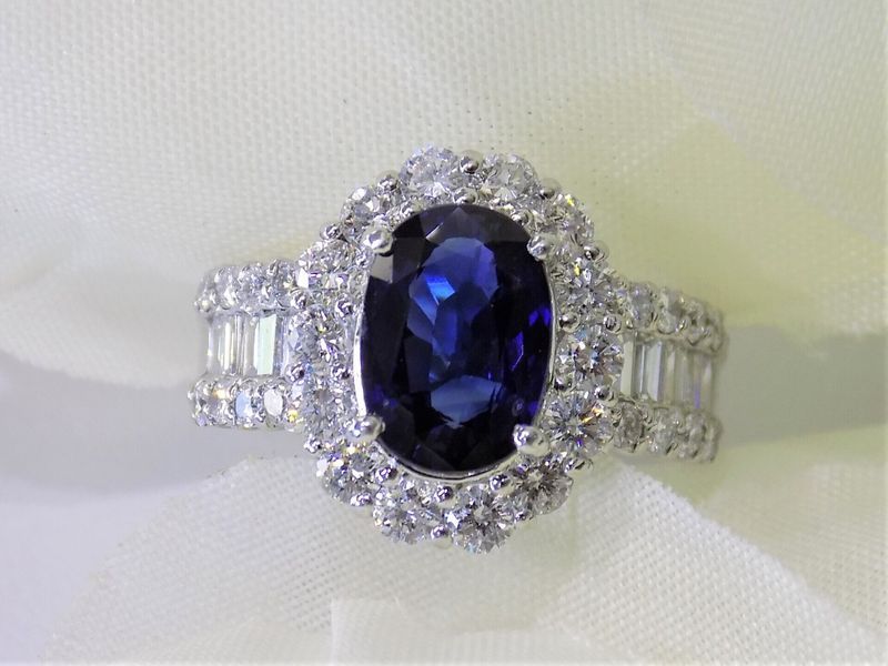Sapphire and diamond ring with oval sapphire centerpiece 