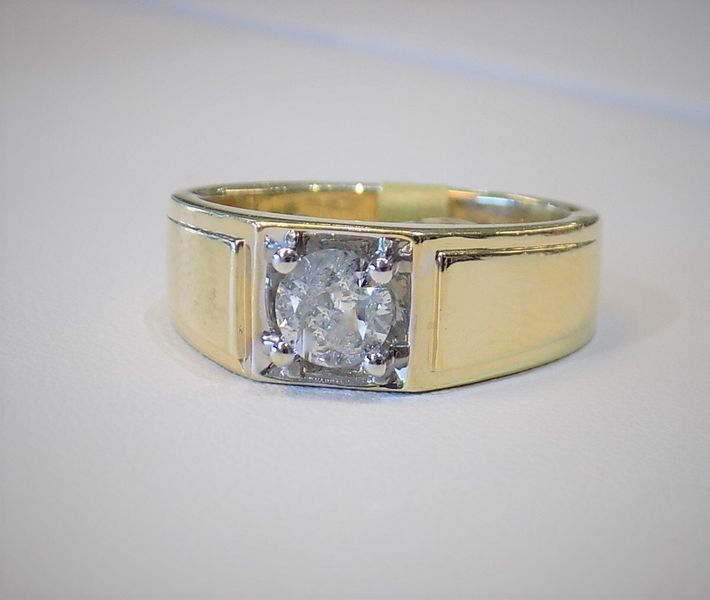 Gold ring with a round diamond set in white gold prongs