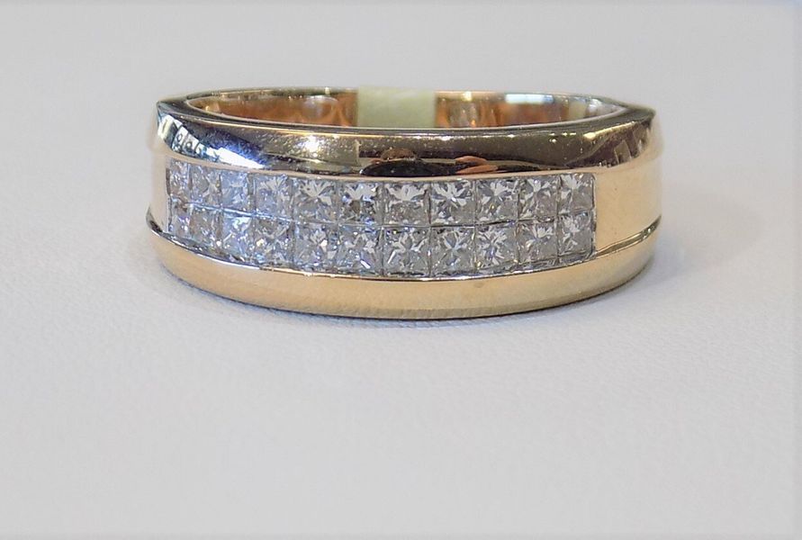 Gold ring with two rows of square-cut diamonds